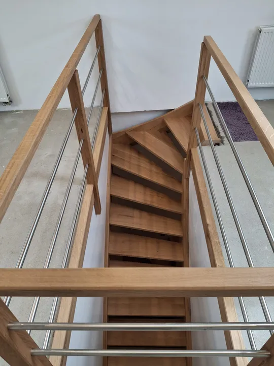 Escalier tournant en chêne massif avec garde-corps bois et inox